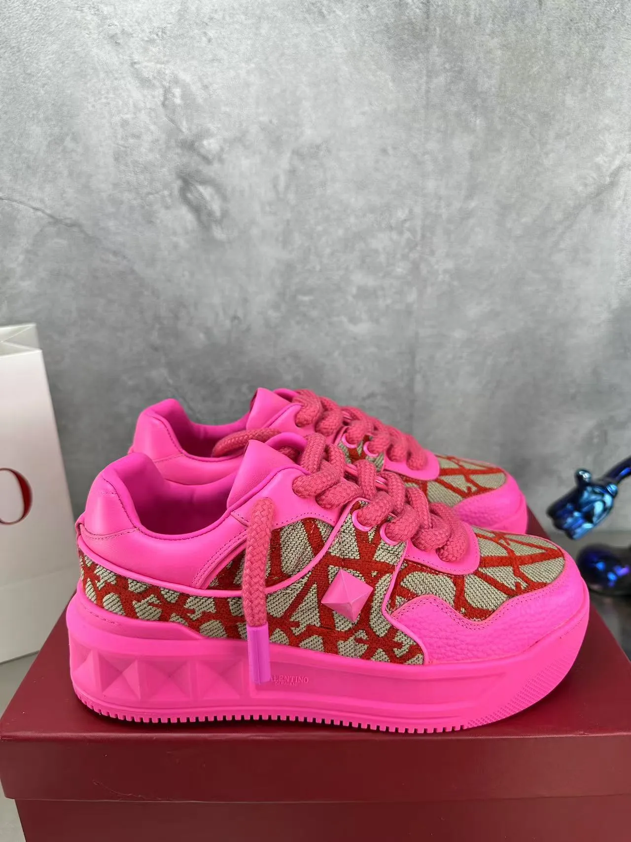 👟👟Ex-factory price 640👟👟 🔺Valentino🔺Valentino new casual shoes 2023 latest model hot style for catwalk couples, thick shoelaces, the same style as Elsa Hosk, Zhang Yixing, Guan Xiaotong and many other stars 🔥 Top version + lasting process, full oil edge on the upper. Fabric: Customized cowhide + cowhide lining with breathable mesh. Outsole: original molded TPU thickened outsole. Size for women is 35-40. Men’s size is 39-45.